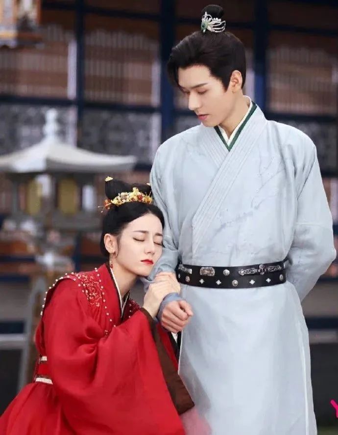 关晓彤|景甜搭上新大佬？鹿晗关晓彤拍婚纱照？陈晓陈妍希分居？龚俊炒cp？