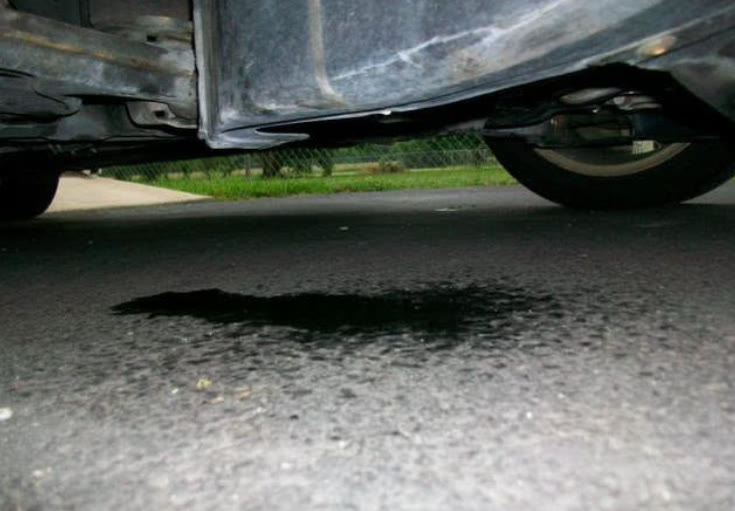 大爷 一家六口车漏油，男子紧急逼停对方提醒