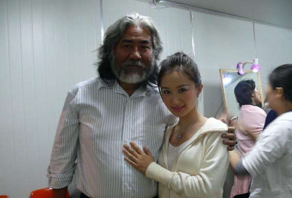 张纪中|70岁还能再当爹，让女儿伺候小4岁后妈，张纪中为啥这么“潇洒”