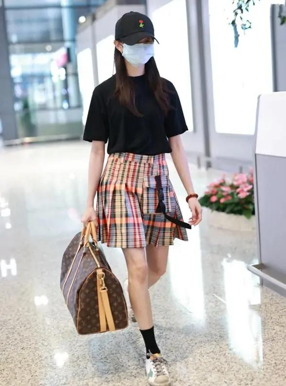 潮帮先生|刘浩存真会打扮自己,光腿配男友外套秀身材,笑出月牙眼像学生妹