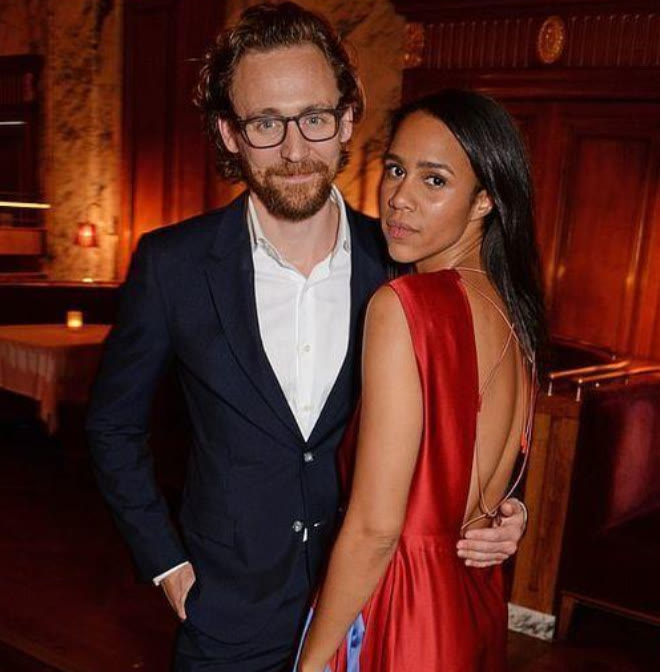 抖森|40岁男星太开放！与女友水中嬉戏热吻，还大方展示自己腹肌