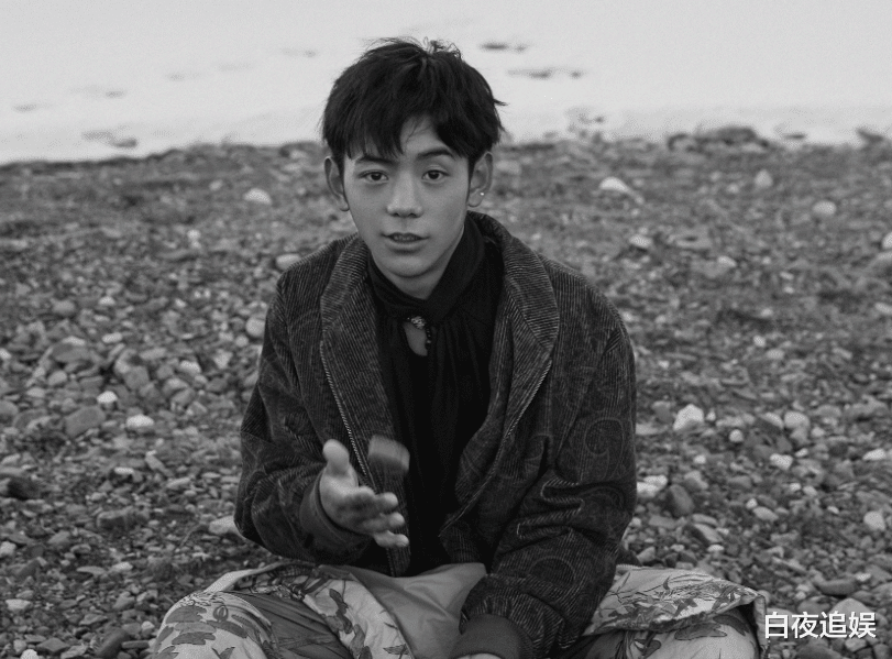 明星|丁真现实中颜值有多高？跟众明星合影时的长相很显然，怪不得能火