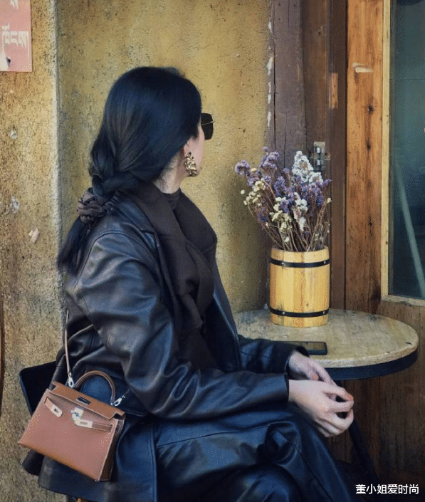 穿衣搭配|杨采钰的亮片连衣裙“火”了,搭配短发造型好吸睛,超迷人