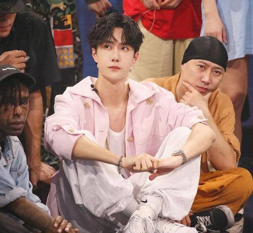 王一博|新歌上线获好评，又获《无名》制片人赞扬，王一博在成长中蜕变