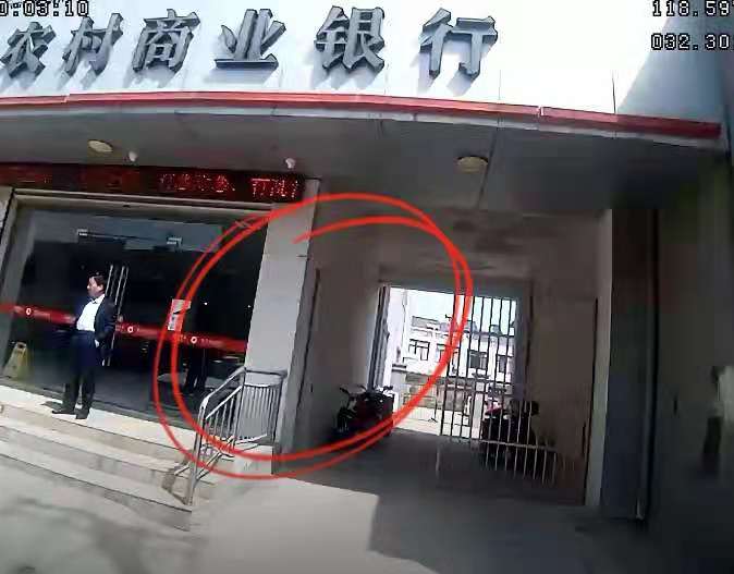 消费新文娱 神力无穷？大妈扛走银行铁门，民警：两个小伙子抬着都费劲