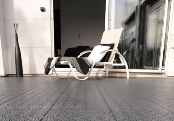 露台铺防腐木也没多大用处，改用PVC垫更加实用，还能省成本