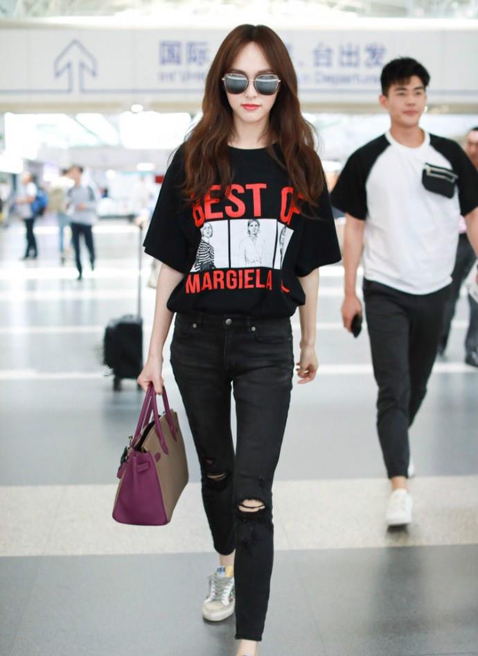 辰雪聊时尚|包文婧瘦得刚刚好,穿黑色T恤“露腰”出彩,白色裤子配出清爽感