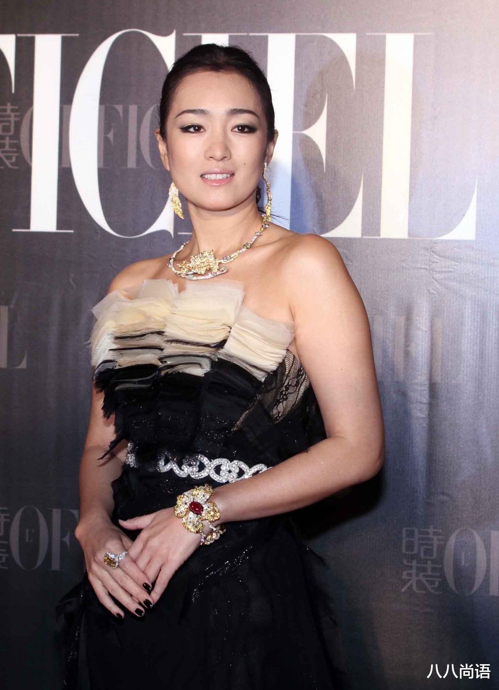 巩俐|巩俐回国后逛街被偶遇，扎丸子头穿凉鞋非常接地气，身边没有助理