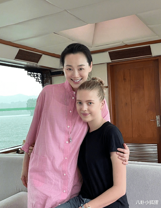 林依轮|林依轮晒家人合照庆结婚26周年！小儿子外国女友颜值太高惊艳网友