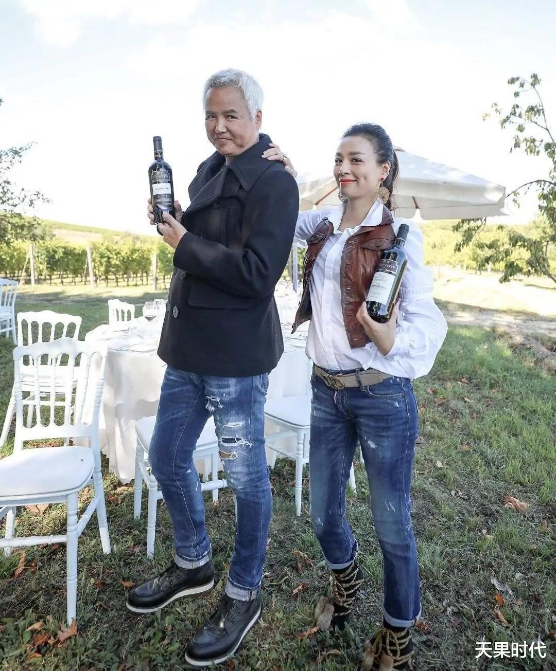 穿衣搭配 张庭越活越年轻，马尾辫配白衬衫和牛仔裤，气质像个小姑娘
