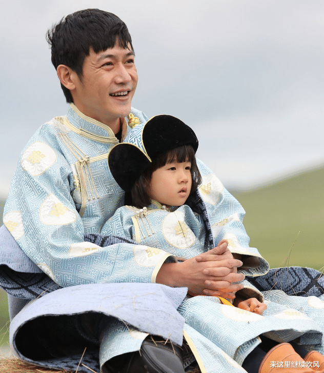 特种兵|陆毅全家为小女儿庆生！45岁鲍蕾蹲地上像小孩，姐妹两个酷似爸爸