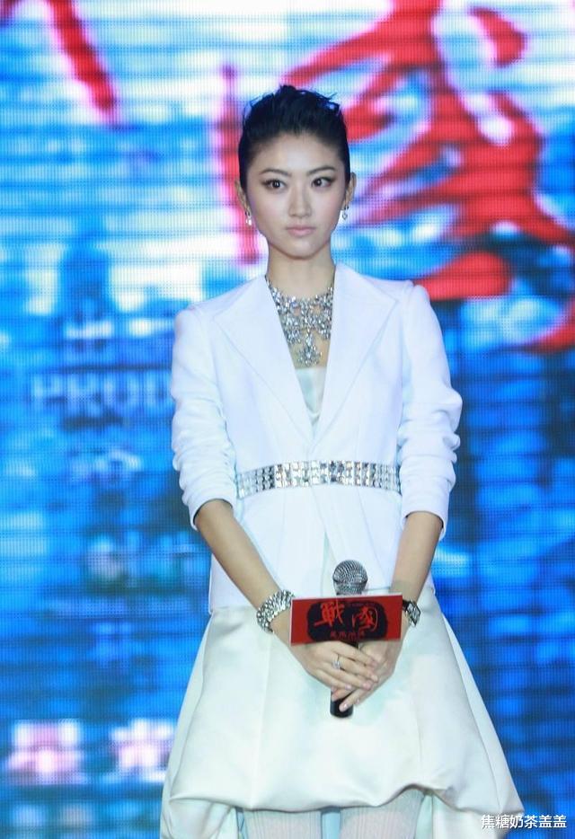 景甜 景甜还是适合长发，短发造型看着好奇怪，蓬蓬的显得头大