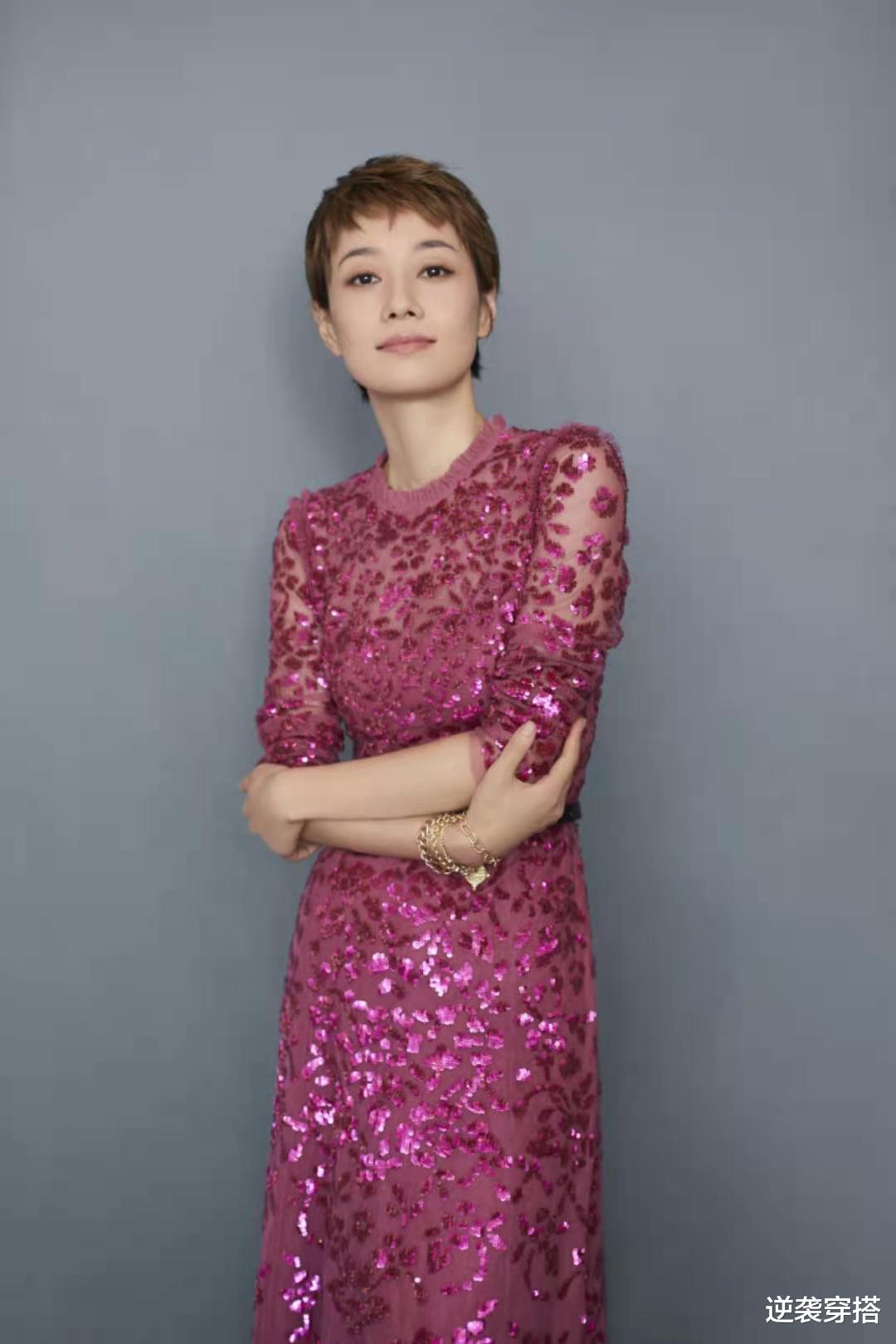 裙装|马伊琍的气质真是无敌了，穿亮片裙配短发，手挽徐峥走红毯似女王