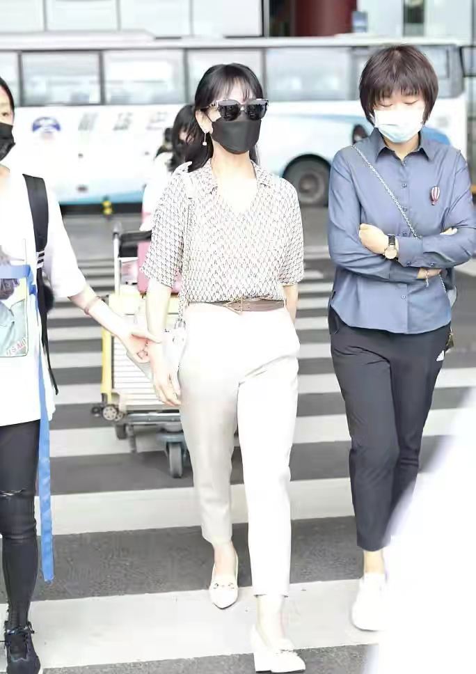 混搭时尚Anna|66岁赵雅芝瘦到不敢认，花衬衫配修身裤走机场，比年轻人还有活力