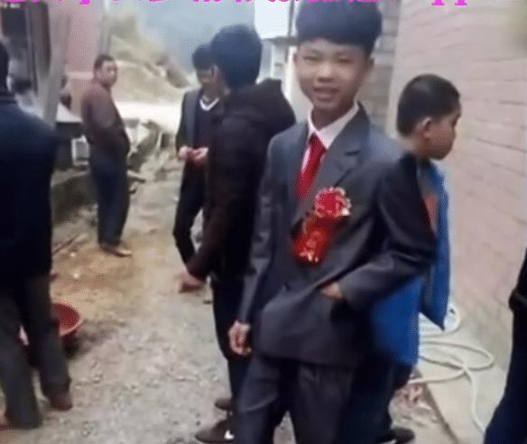 伤疤没好 广东17岁男孩迎娶13岁女孩，双方家长认可，但不知已违反法律