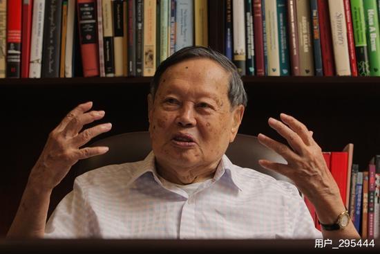 都说杨振宁是顶级物理学家,他究竟做了哪些贡献?影响力如何?