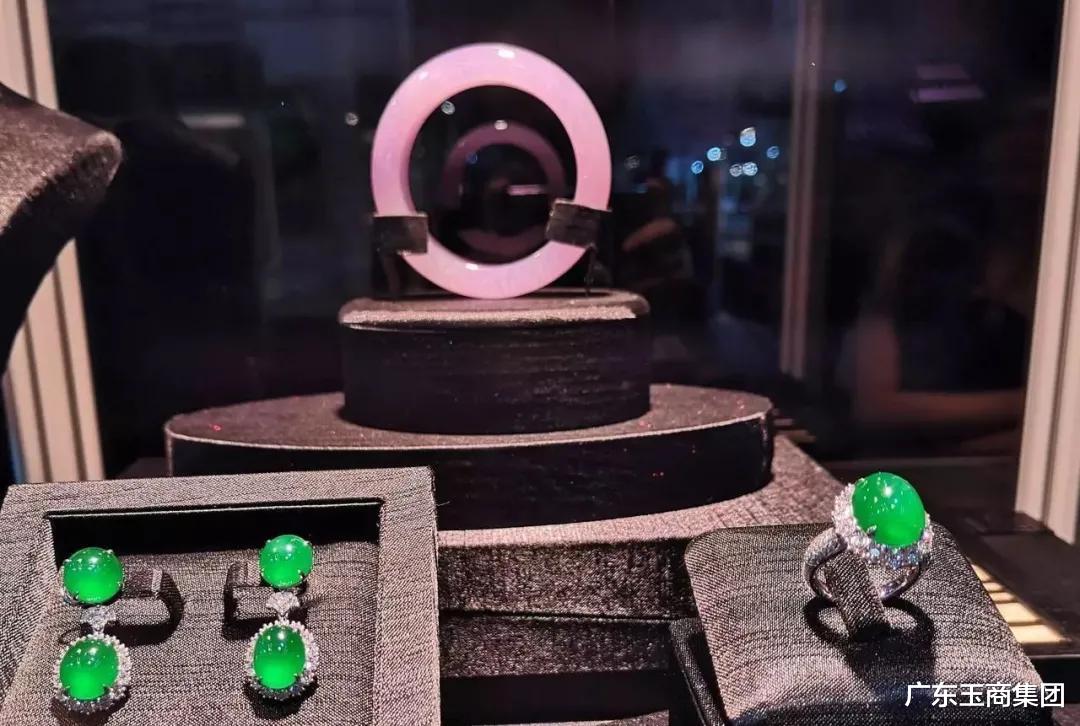 翡翠|翡翠要怎么摆才更吸引人？学到了！