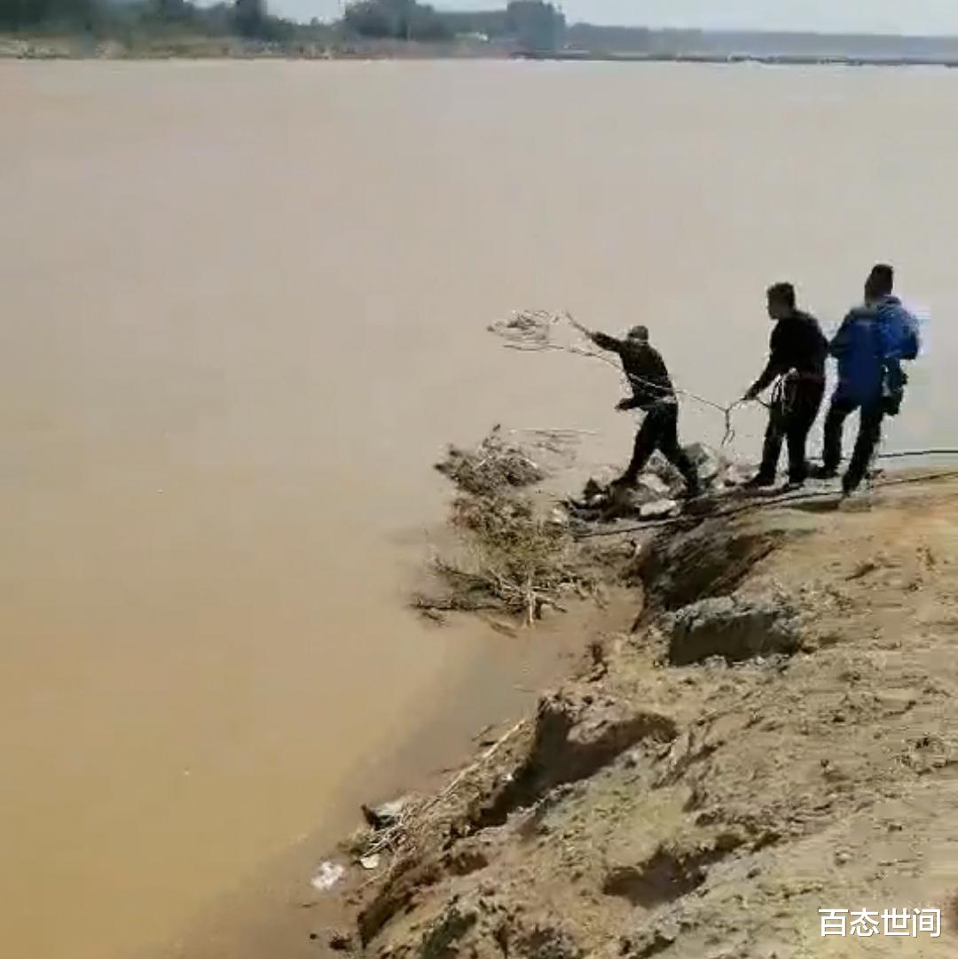 百态世间 济南女子不慎坠入黄河,热心群众合力营救,女子先后4次下跪感谢