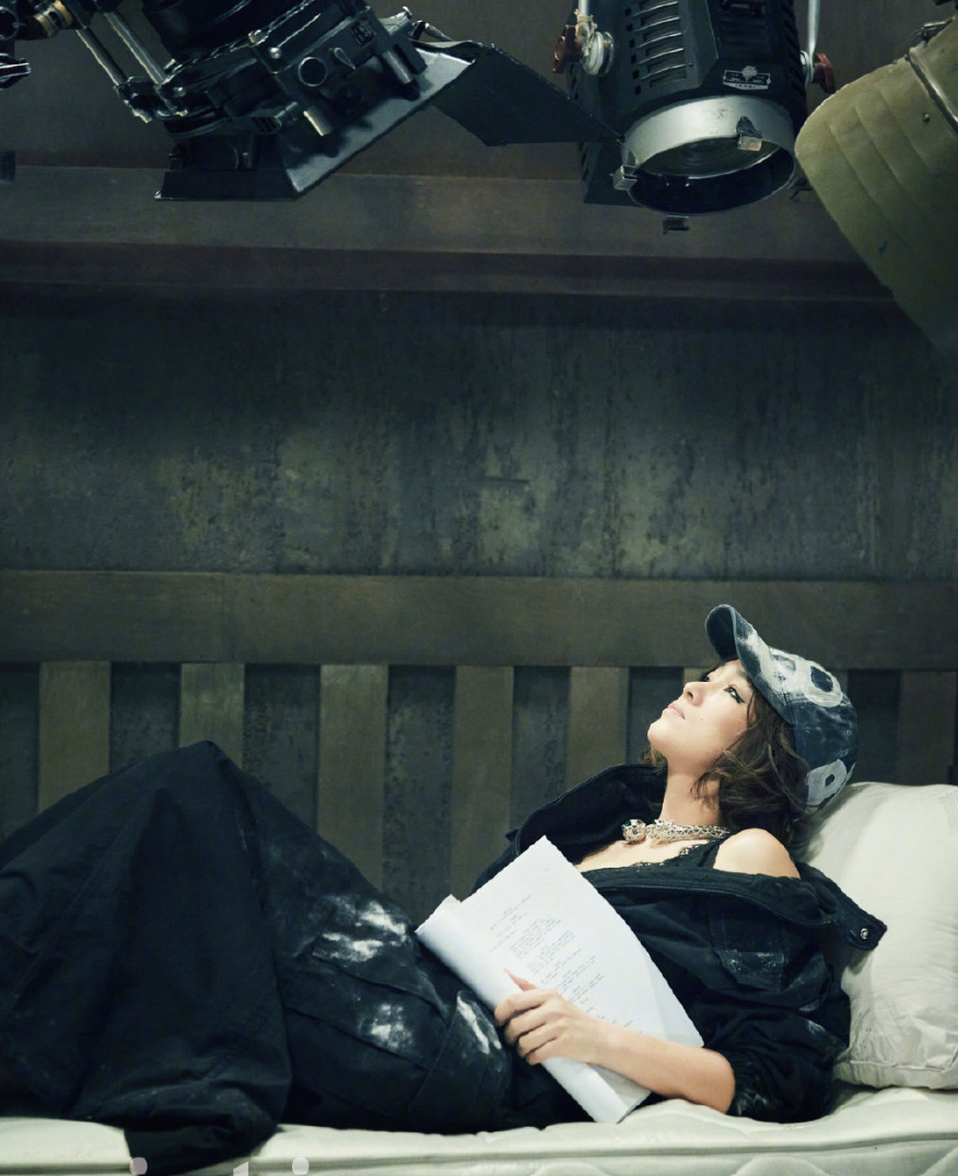 巩俐|巩俐最新杂志封面曝光，拍大片致敬电影，女王气场全开