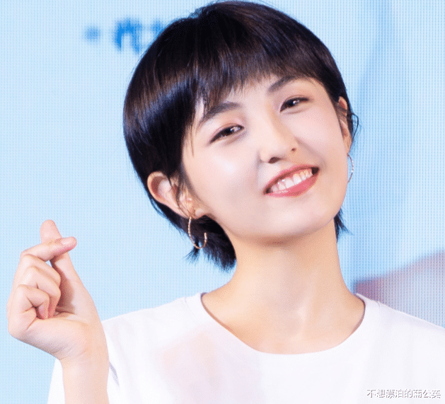 张子枫|张子枫辟谣不正当关系，本人出镜录宣传片，淡妆、穿卫衣清纯十足