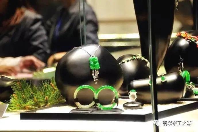 翡翠|同样的翡翠，为什么柜台的翡翠那么贵？