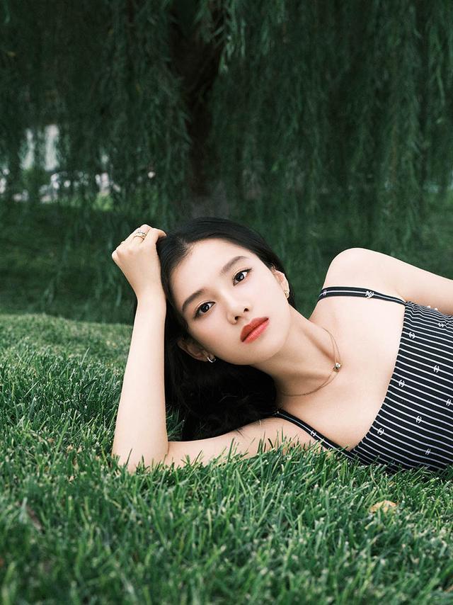 张婧仪|张婧仪氛围感写真大片释出 清新灵动化身林间小鹿