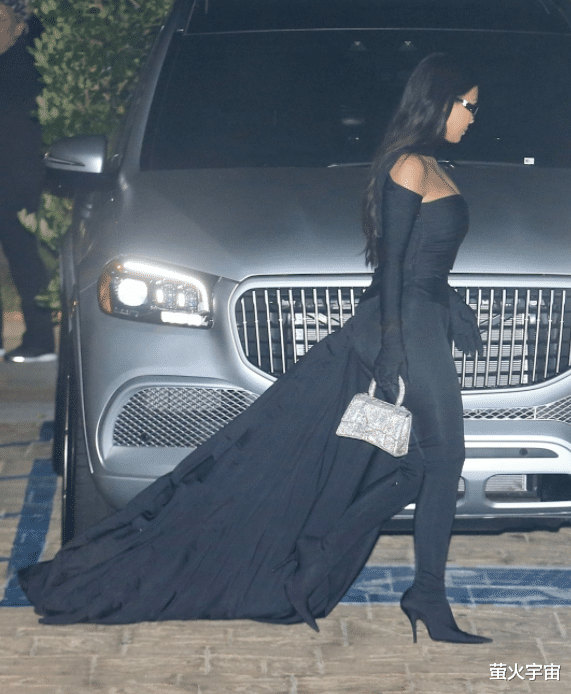 易烊千玺|40岁金·卡戴珊霸气赴派对，小腹平坦侧影壮观，却被萌娃踩了斗篷