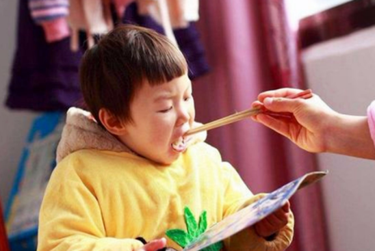 小思医生|毁掉孩子脾胃的“罪魁祸首”，是家长的3种习惯，娃积食易生病