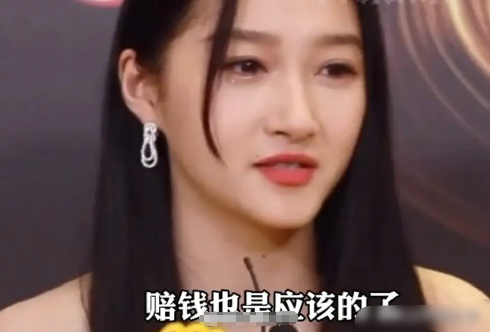 关晓彤|女明星太难！关晓彤高定裙脏了要赔钱，吴宣仪裙摆湿了吓出表情包