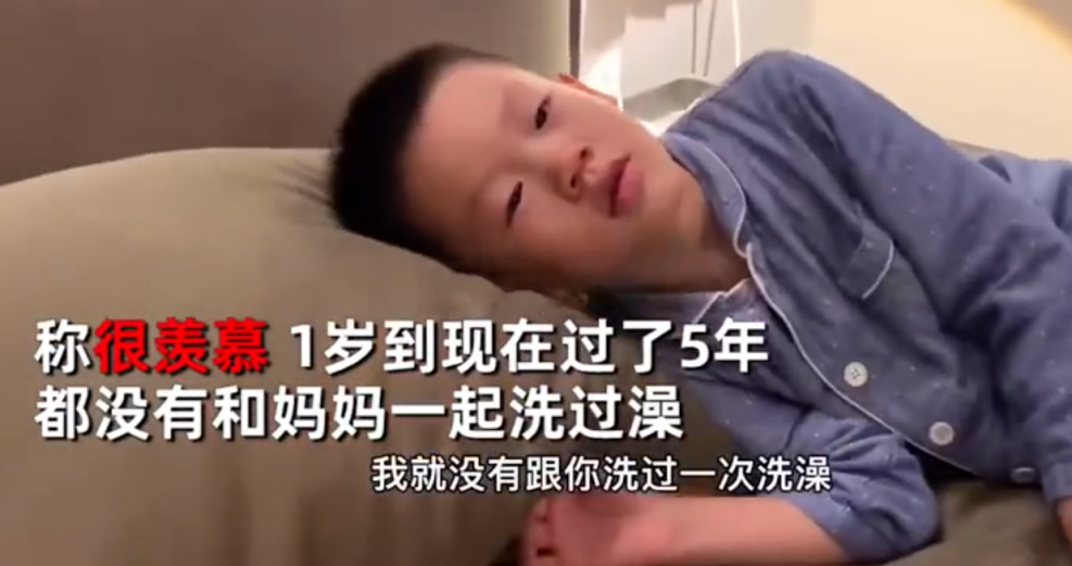 萱爸育儿经|爸爸和妈妈一起洗澡，儿子发现后生闷气，提出一个大胆要求