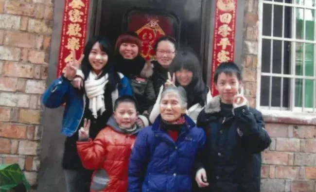 24岁小伙和85岁老太的婚纱照,走红全网!相差61岁的情缘,竟是“捡来的”