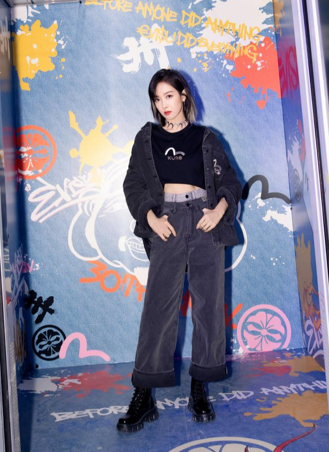 旗袍公馆 牛仔套装怎么穿才不平庸？宋茜内搭露腰装场边看秀，时髦又显身材