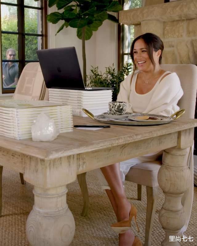 里尚七七|梅根二胎后首露面，公开庆40岁生日太高调，产后2月穿低领秀性感