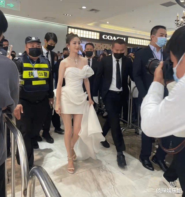 佟丽娅|佟丽娅穿白裙现身活动，又瘦又美气质出众，真娱乐圈颜值天花板