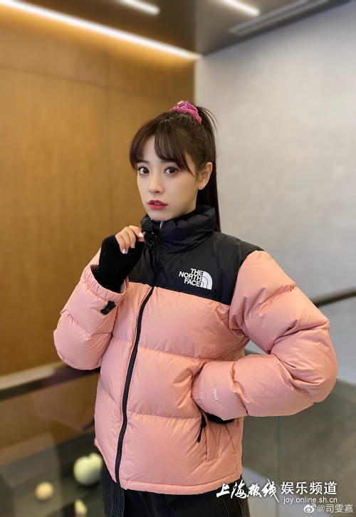 司雯嘉|上海电视台美女主持司雯嘉冬至发剪刀手秀美 结果被网友发现了秘密