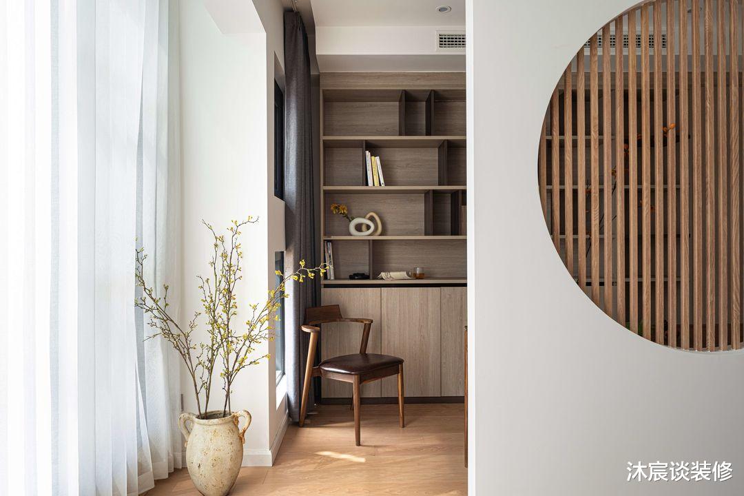 坚持“穷装”的她，原来才是真正的高明，全屋干净纯粹，实在温馨