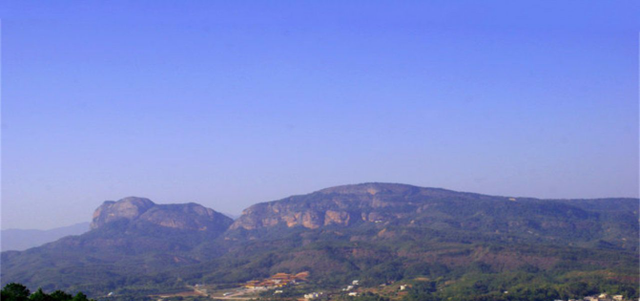 若珍|我国一山体,延绵5千多米,横跨江西广东,远看像一座卧佛!