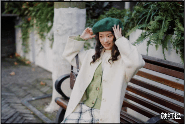 颜红橙 穿大衣不要配高跟鞋，太冷，今年流行配“靴子”，洋气又保暖