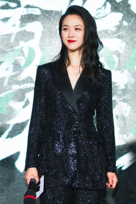 美人哒 42岁汤唯气质太出众，穿西装比别人穿礼裙还好看，高级感爆棚