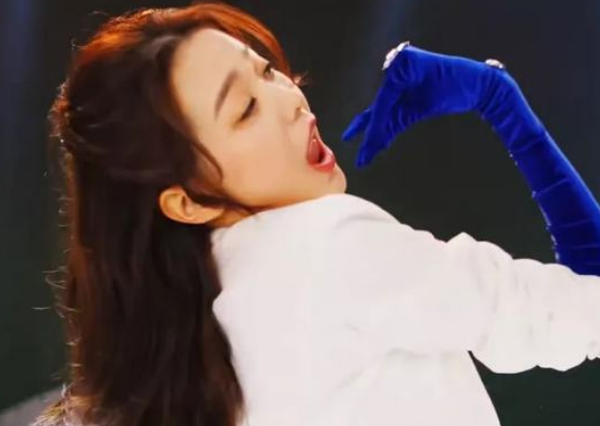 mv|韩国女团舞蹈充满性暗示，咬手指趴地打擦边球，最小成员只有14岁