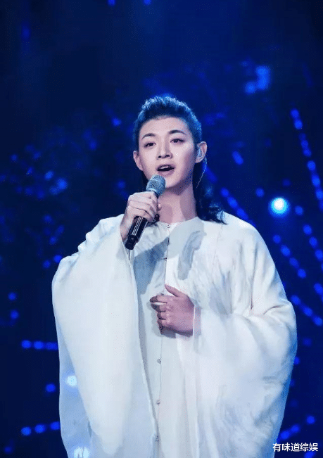 霍尊|有种“整容”叫霍尊，长发飘飘欲仙，看到短发：早这样早火了