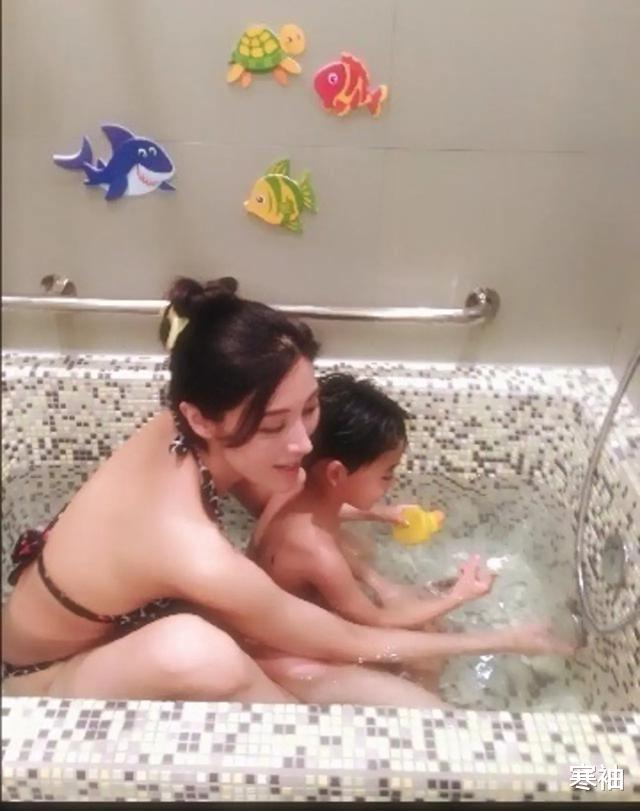 李嘉欣|李嘉欣穿比基尼与9岁儿子共浴，母爱是否应有度？