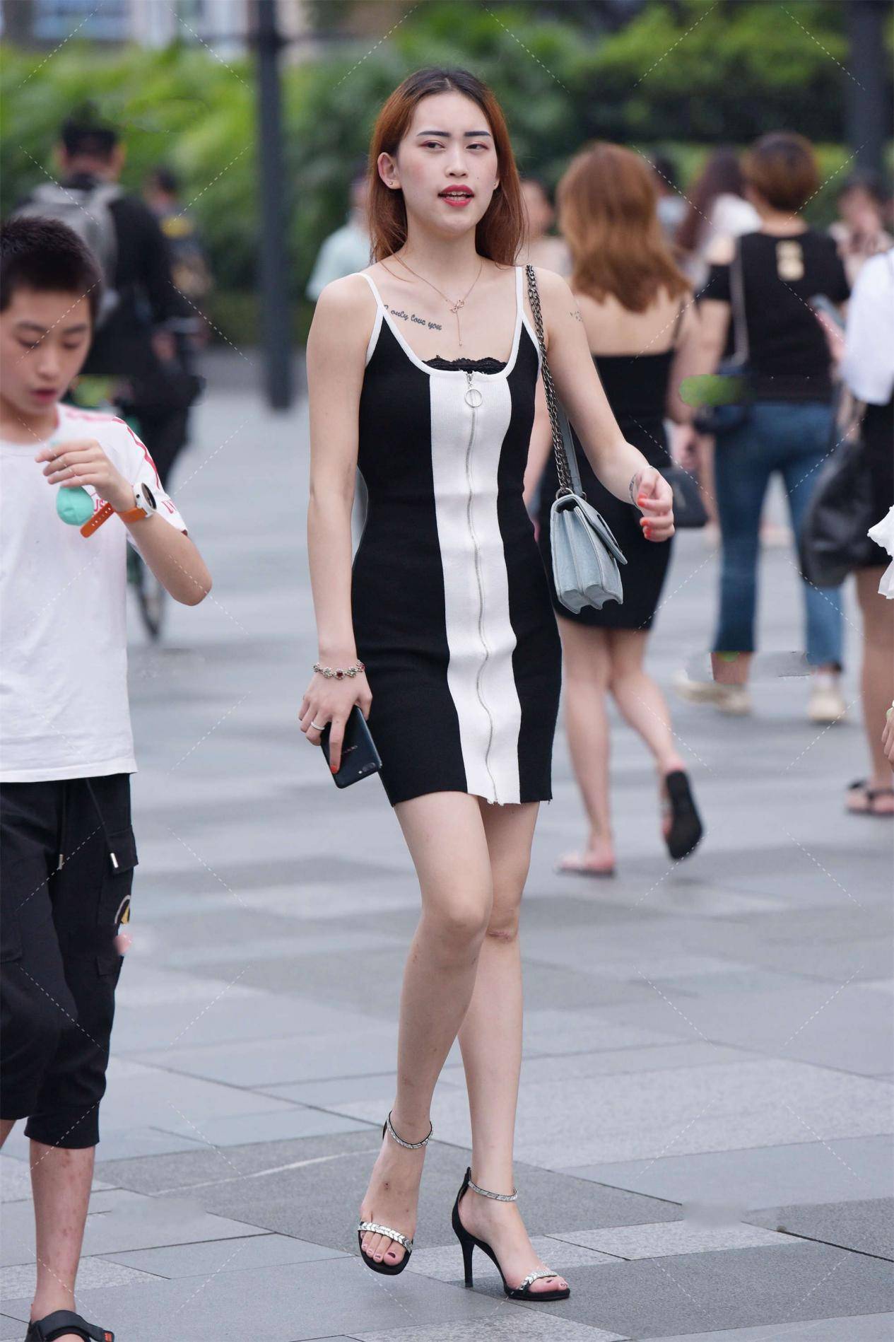 穿衣搭配|黑白色拼接裙子,简单大气,时尚感十足