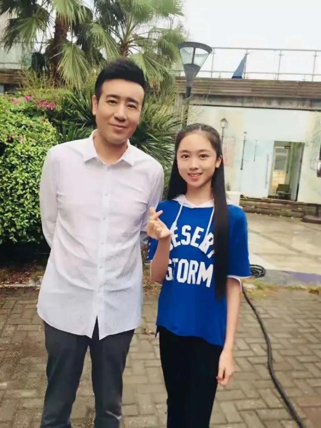 明星素颜|于和伟妻子，支持老公资助8个哥哥姐姐，恩爱30年生一女