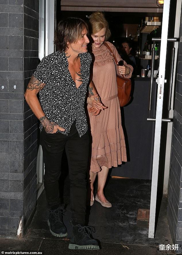 张柏芝|53岁妮可·基德曼与丈夫出外，穿少女粉荷叶裙娇羞，结婚十五年如初见