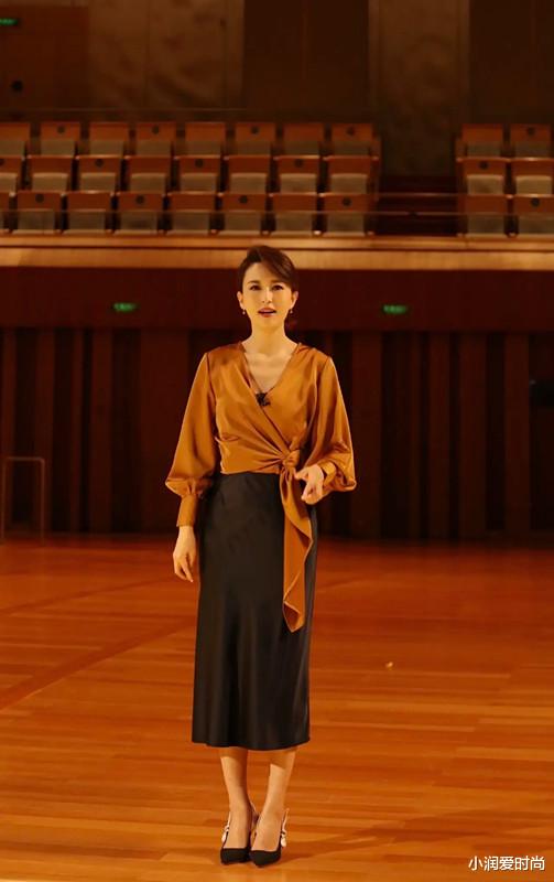 小润爱时尚|42岁张蕾优雅迷人,早秋穿衬衫搭阔腿裤经典文气,好衣品不输董卿