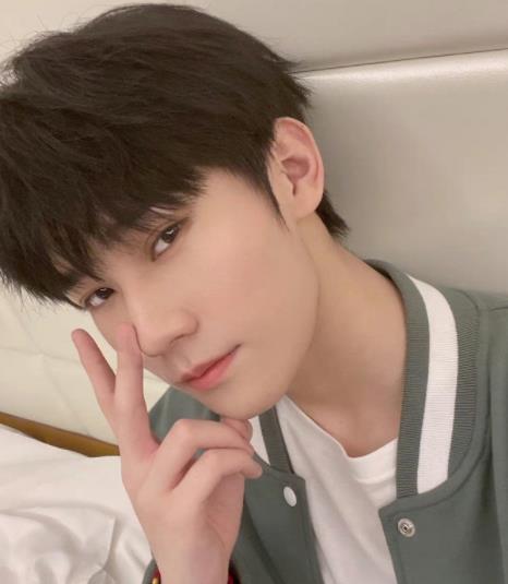 张真源|千玺与张真源隔空互动，同学照印证十八楼玄学，心疼没高考的队友