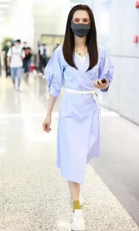 美人哒|李若彤这身材太棒了!穿背心裙走机场,肌肉紧致有型没有年龄痕迹