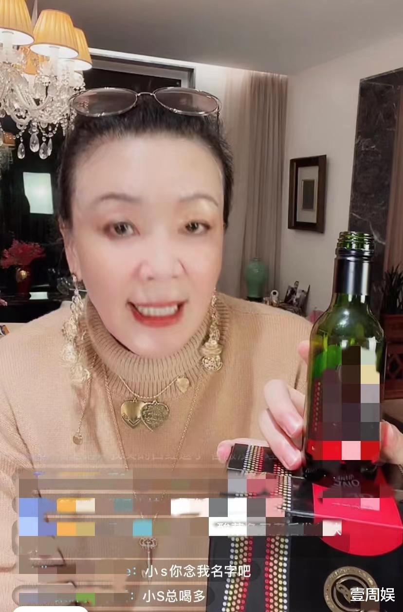 汪小菲|汪小菲母亲在直播间卖酒,网友提到小S,她瞬间就爆发了!