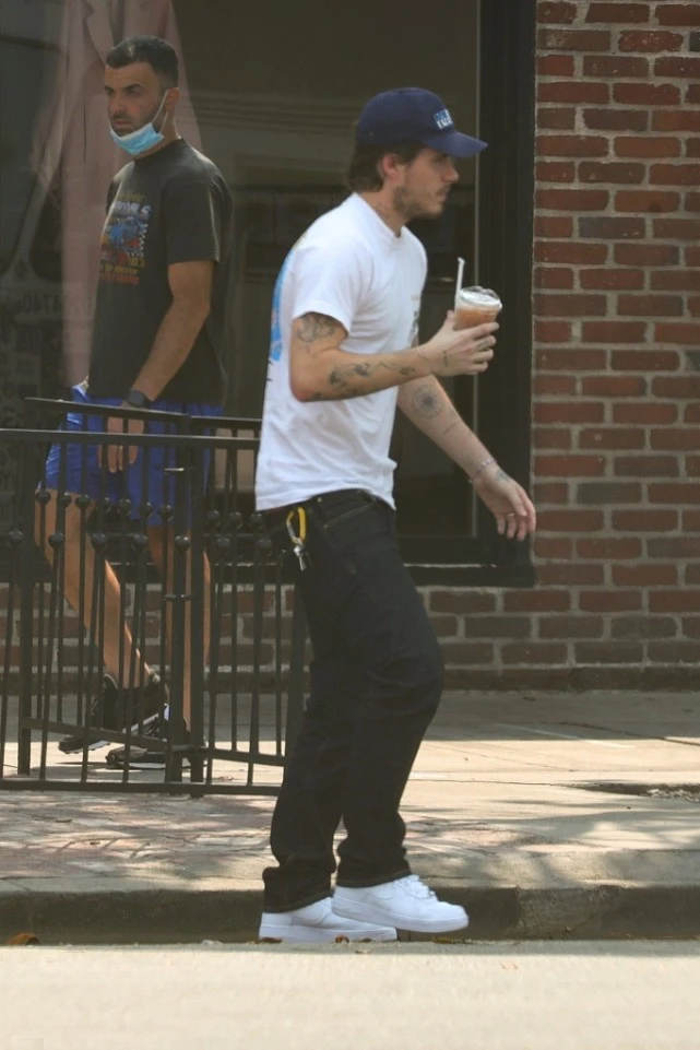 男士穿衣搭配杂志|布鲁克林神似贝克汉姆,白T+牛仔裤很显型男范,但驼背姿势太减分